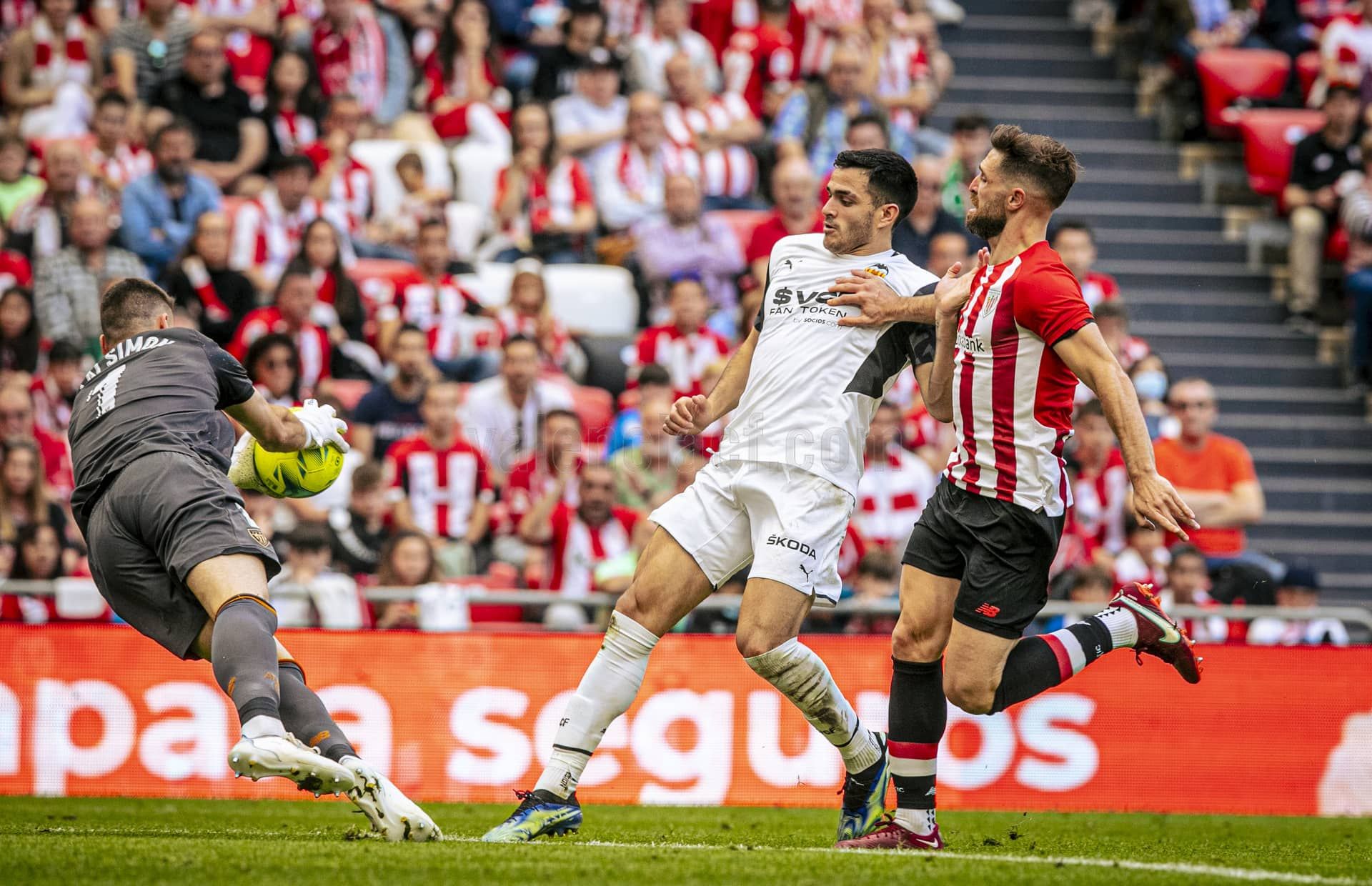 Maxi Gómez, en una acción con Yeray, con quien protagonizó una polémica acción en San Mamés.