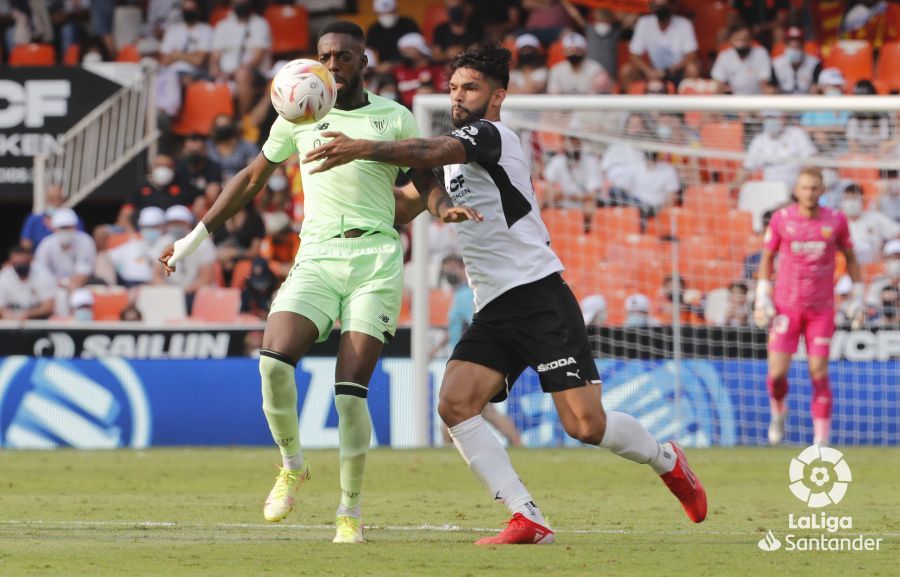 Alderete, durante el Valencia-Athletic, apunta al once titular.