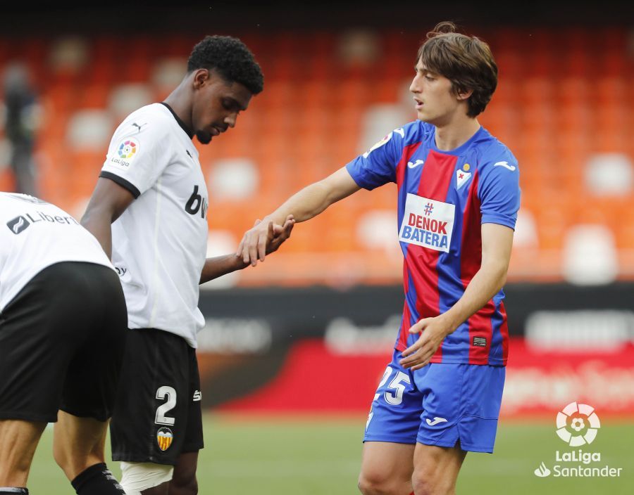 Thierry y Bryan Gil, durante el Valencia-Eibar.