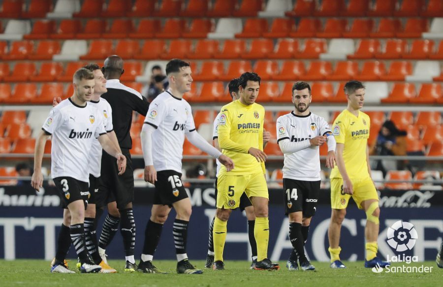  Dani Parejo se despide tras besar a Gayà en el Valencia-Villarreal