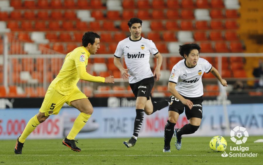 Parejo presiona a Kang In durante el Valencia-Villarreal.