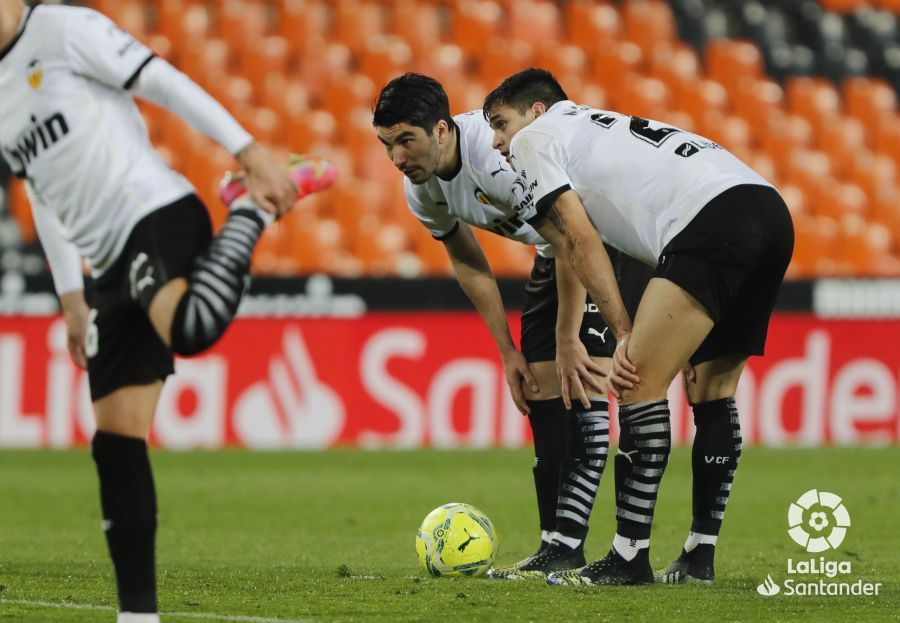 Soler y Maxi Gómez, antes de una falta.