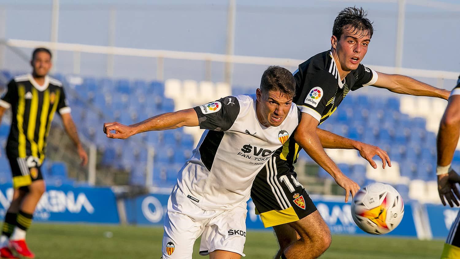  Manu Vallejo pelea con un jugador del Zaragoza.