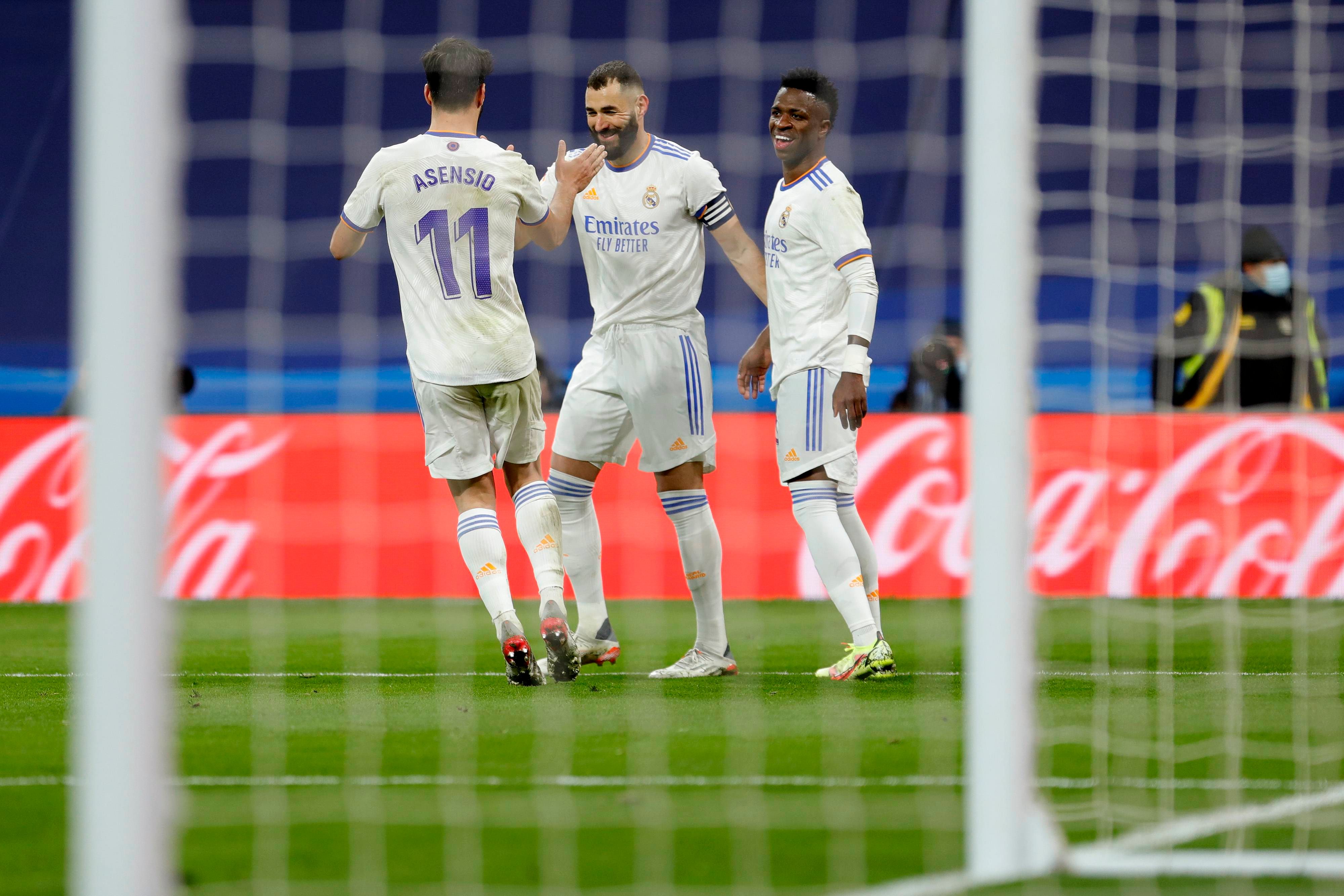 Vinicius, Benzema y Asensio celebran uno de los goles del Real Madrid ante el Valencia (Foto: Cordo