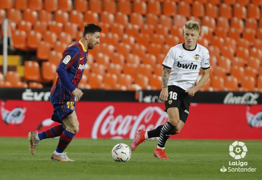  Wass ante Messi durante el Valencia-Barcelona.
