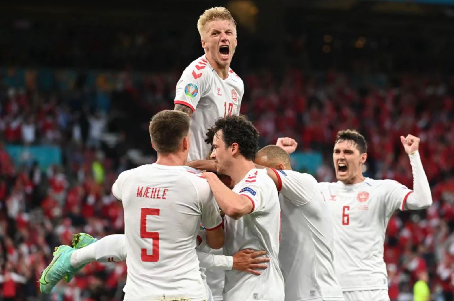  Wass celebra el gol de Damsgaard