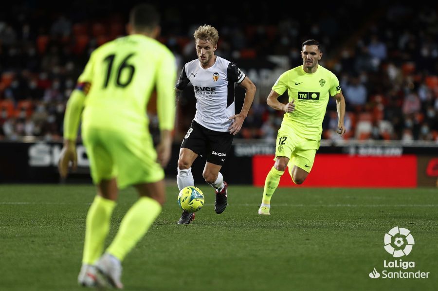  Wass conduce el balón en el Valencia - Elche