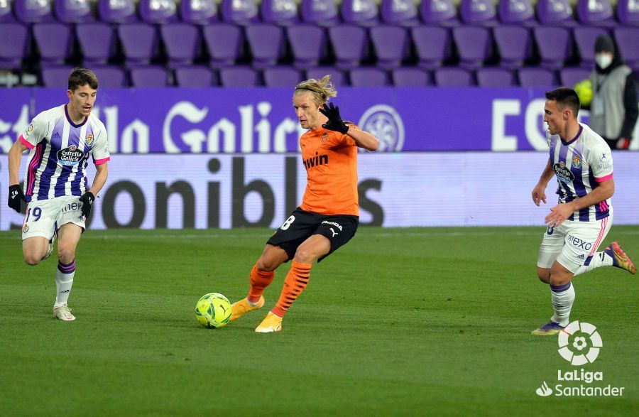 Wass golpea el balón ante la presencia de Toni Villa.