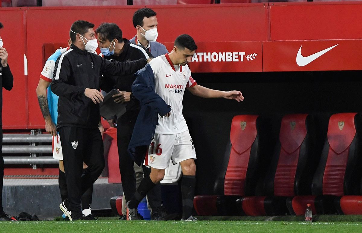  Jesús Navas se marcha lesionado, en el Sevilla - Valencia de la Copa del Rey..