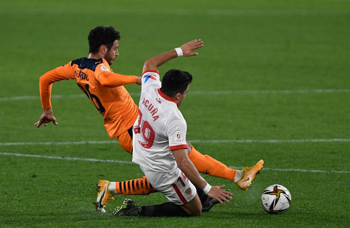  Acuña pugna por la pelota en el Sevilla - Valencia de la Copa del Rey..