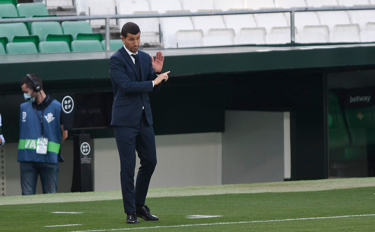  Javi Gracia da instrucciones en el Real Betis-Valencia.