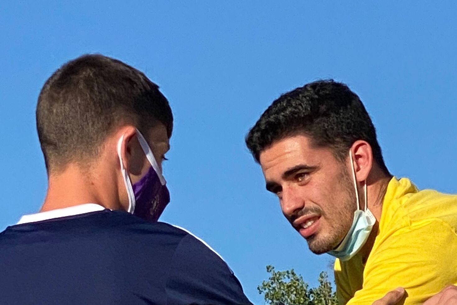  Miguel de la Fuente charla con Toni Villa en Tordesillas.