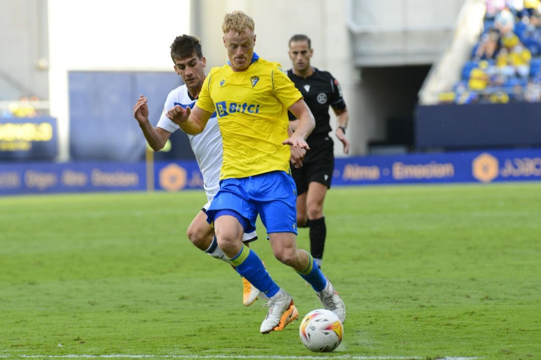 Jonsson, en el Alavés-Cádiz, jugador que el Valencia pidió por Vallejo.