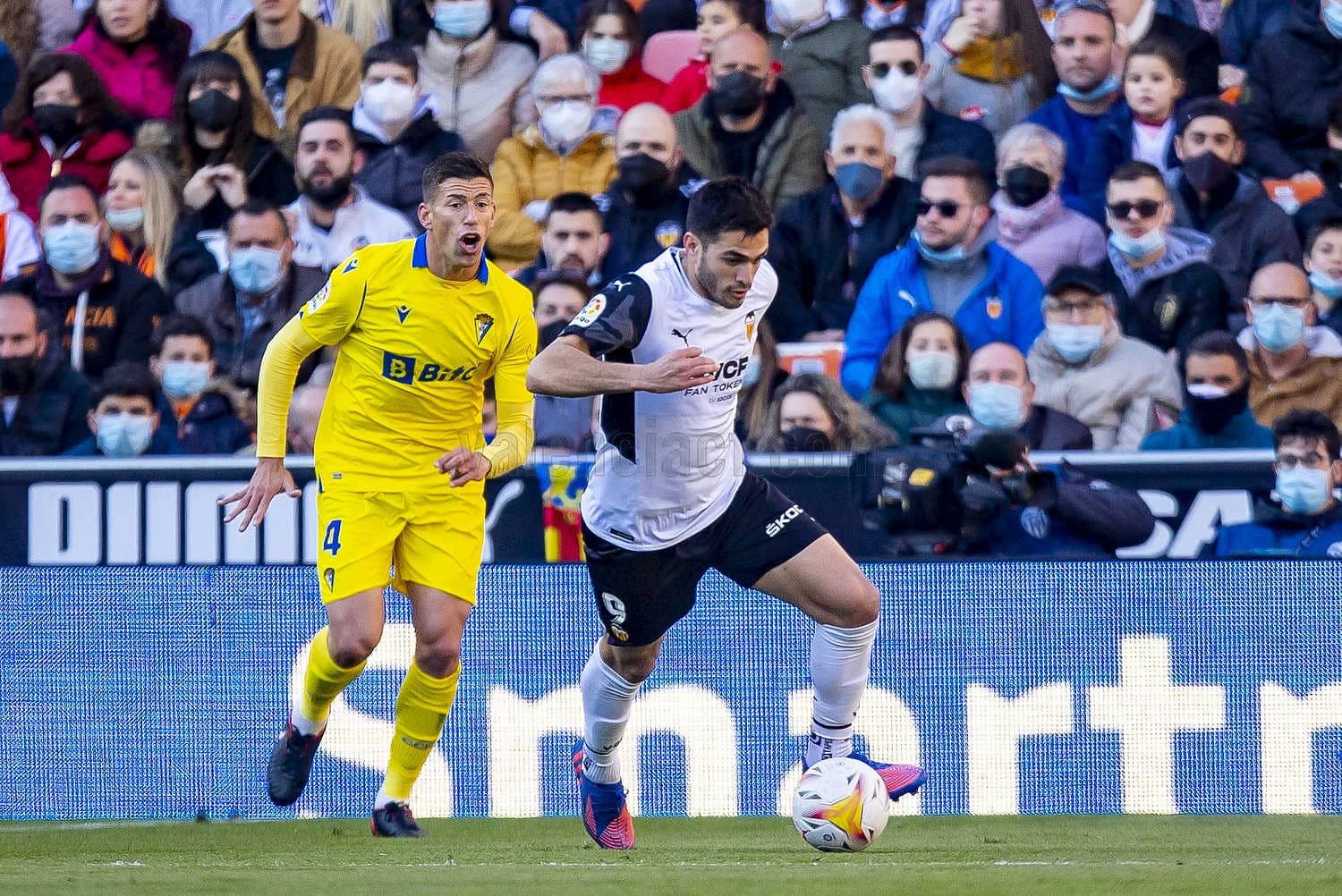 Maxi Gómez durante el Valencia-Cádiz