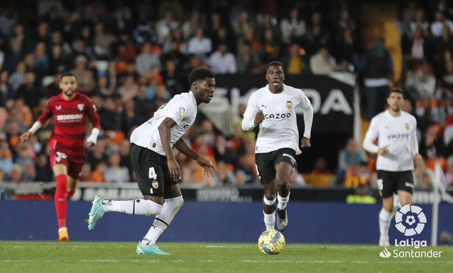 Yunus Musah e Ilaix Moriba, en el Valencia - Sevilla
