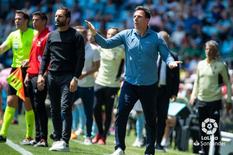  Carlos Marchena, al lado de Baraja, protesta en el Celta - Valencia.