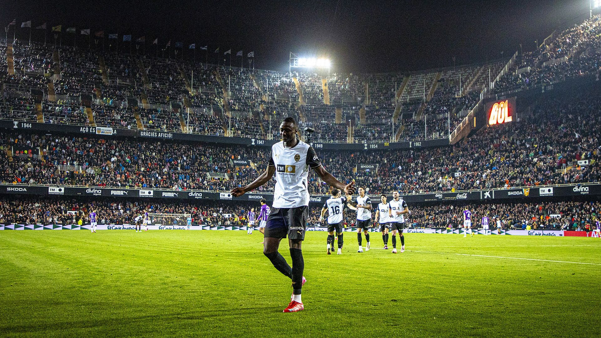  Sadiq, uno de los internacionales del Valencia CF, celebra un gol en Mestalla