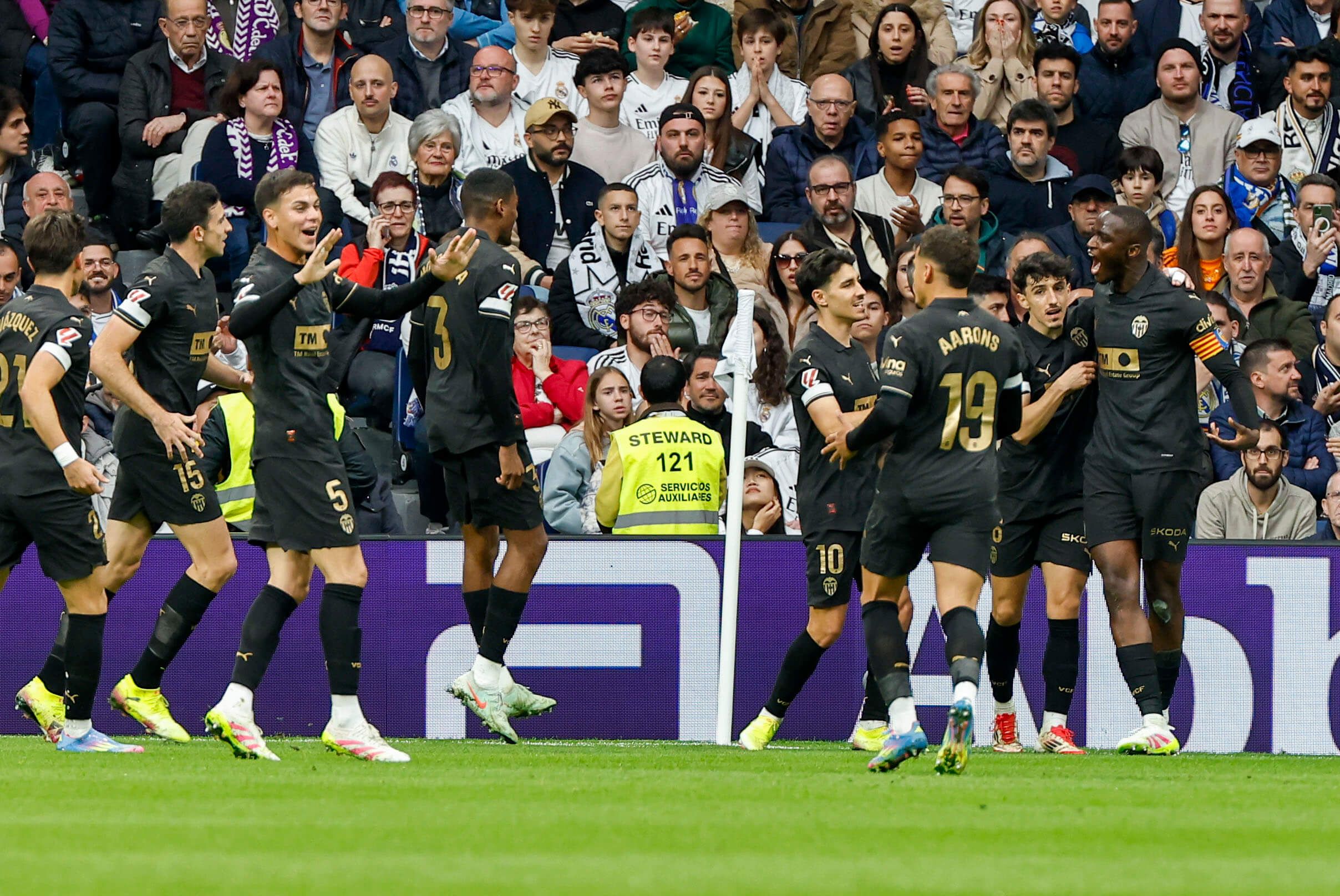  Los jugadores del Valencia celebran el gol de Diakhaby
