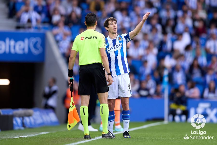Aritz fue expulsado en el minuto 16 tras ser avisado el árbitro por el VAR para revisar la jugada.