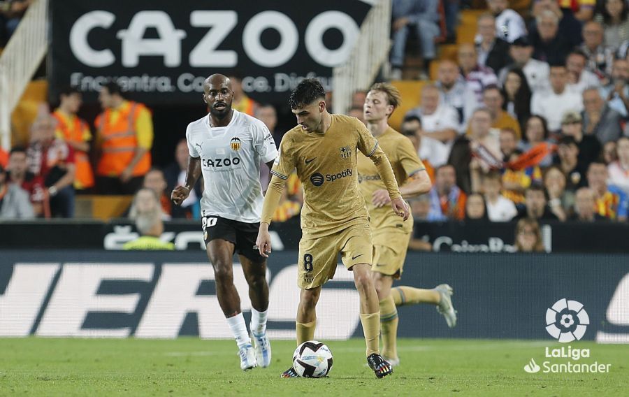 Foulquier persigue a Pedri durante el Valencia-Barcelona.