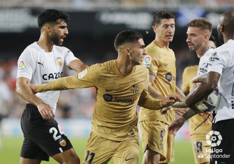 Castillejo se encara con Ferran en la tangana del Valencia-Barcelona.