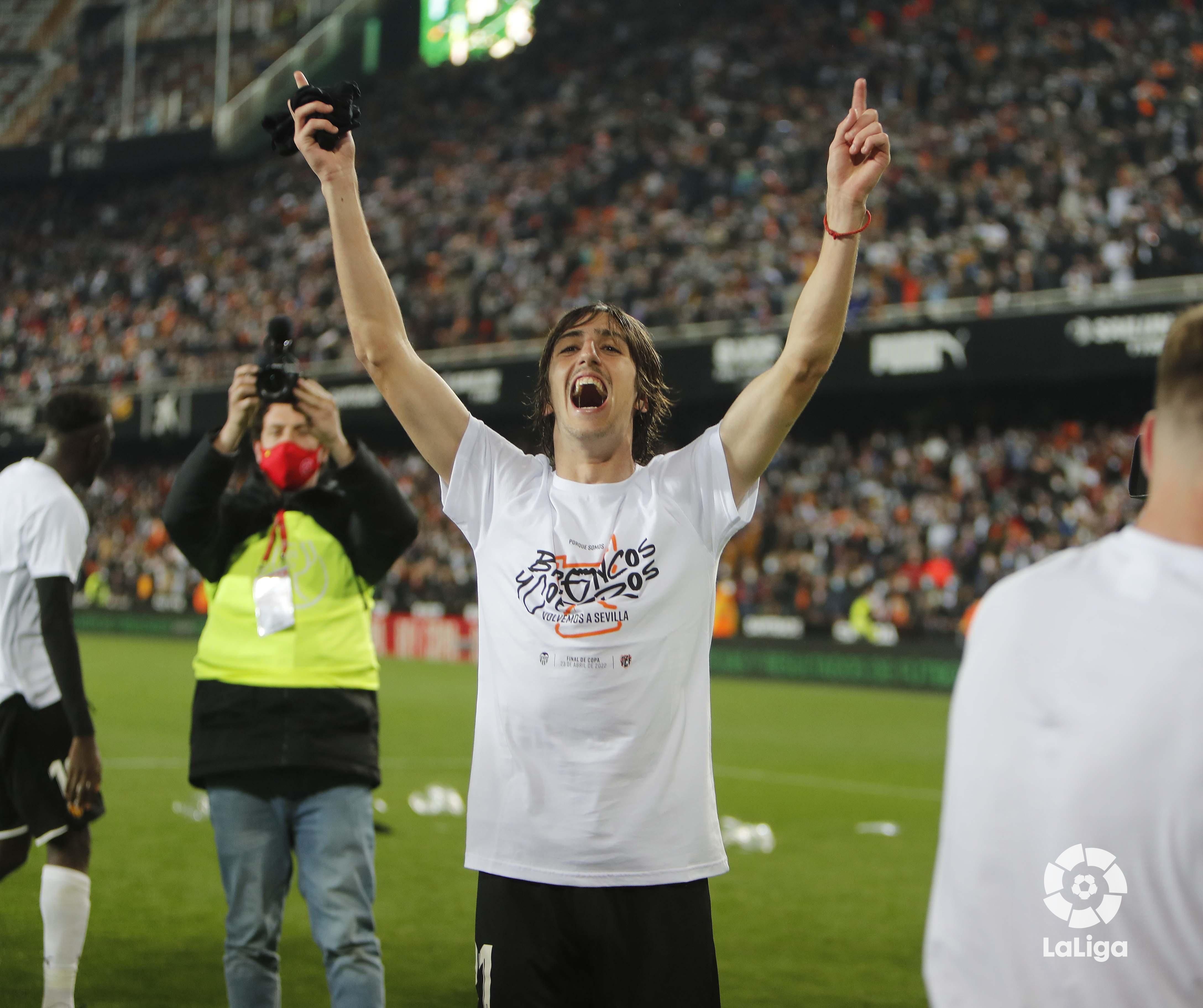  Bryan Gil celebra la clasificación del Valencia a la final de Copa del Rey.