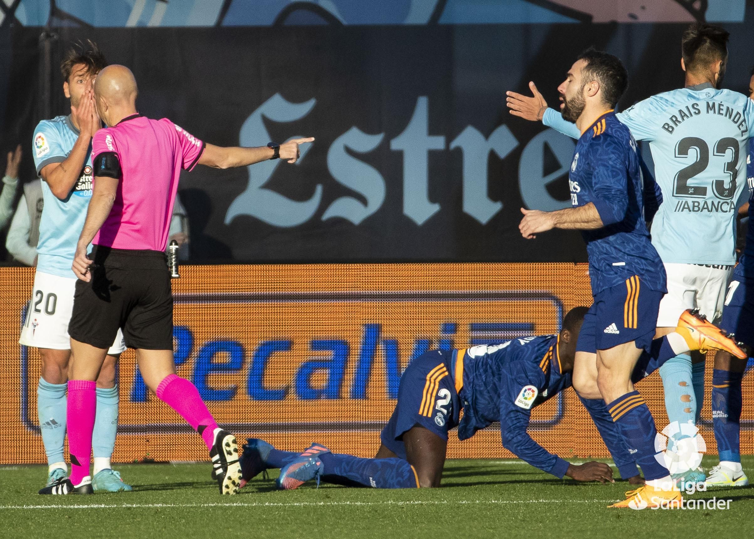  El Celta protesta una decisión de González Fuertes en el Celta-Real Madrid.