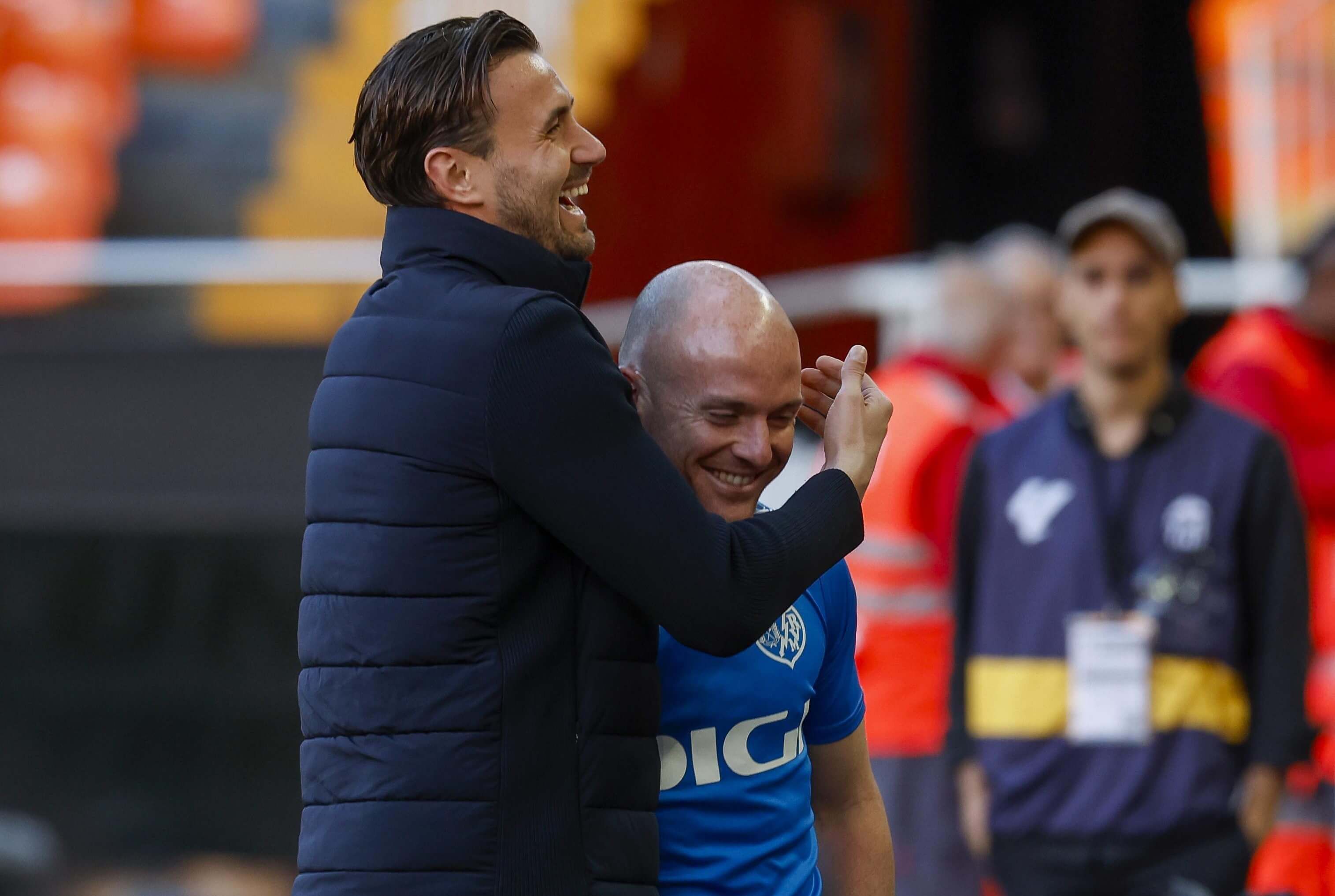Isi Palazón abraza a Jaume Doménech antes del Valencia - Rayo.