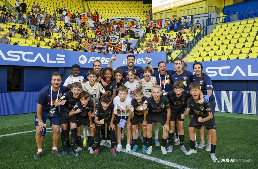 Los alevines del Valencia CF tras ganar un partido en LALIGA FC Futures).