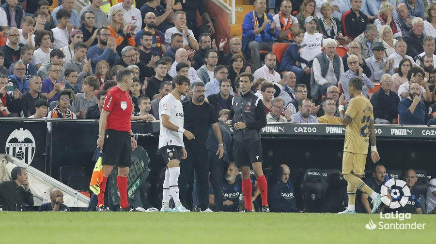  Gattusso da entrada a Jesús Vázquez durante el Valencia CF - Barcelona.