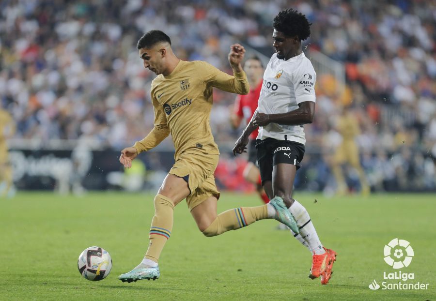 Thierry presiona a Ferran durante el Valencia-Barcelona.