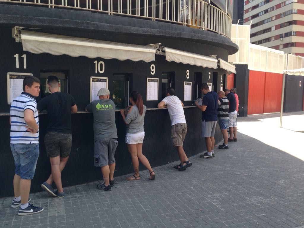 La afición del Valencia CF retirará las entradas para Almería en taquillas.