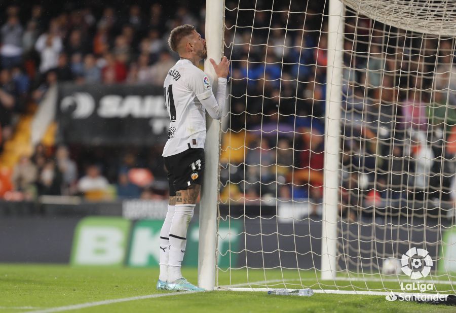  Castillejo ante el Betis en Mestalla.