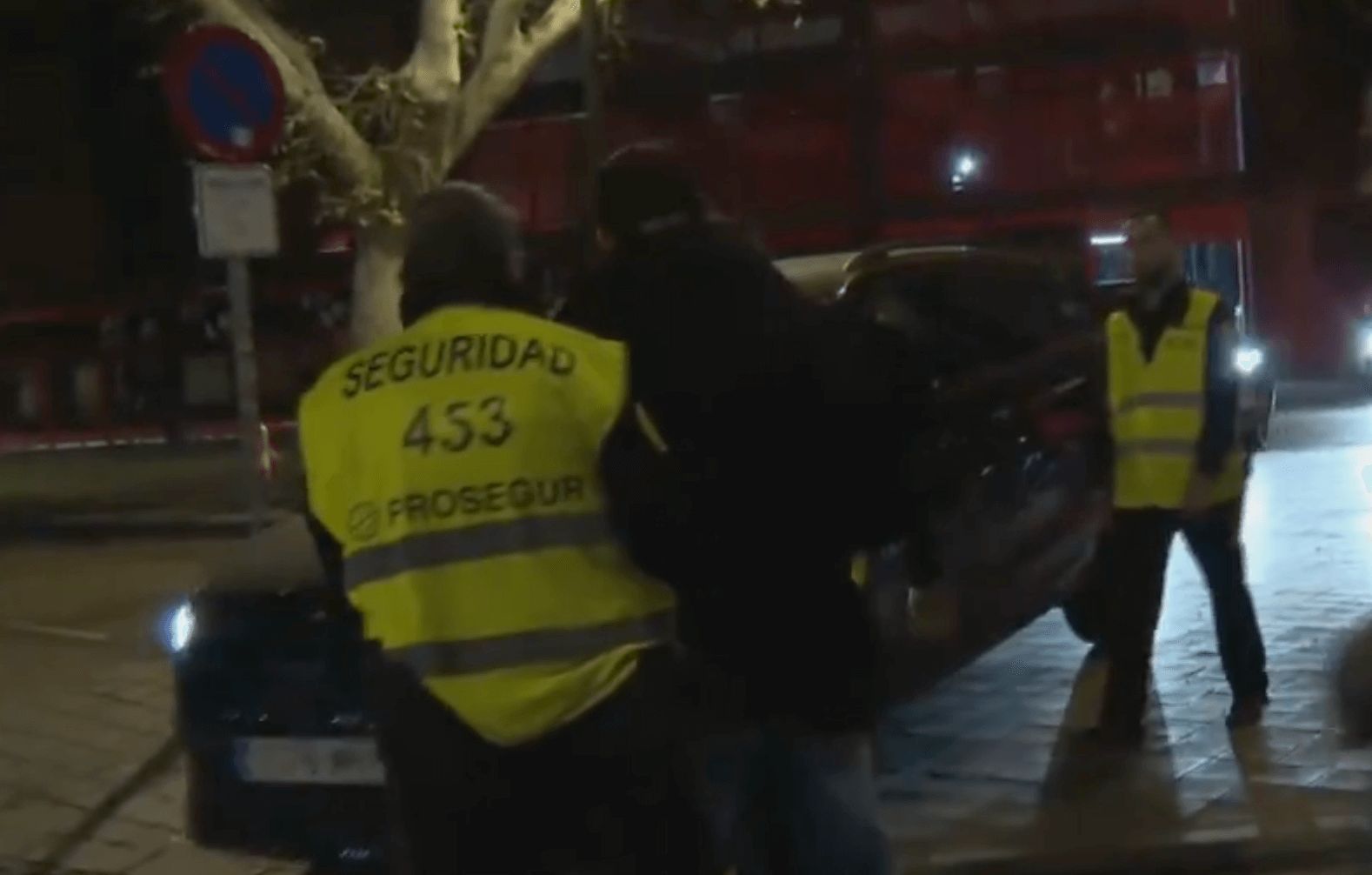  Aficionados increpan jugadores y persiguen el coche de Rubén Baraja (Fotos: À Punt)