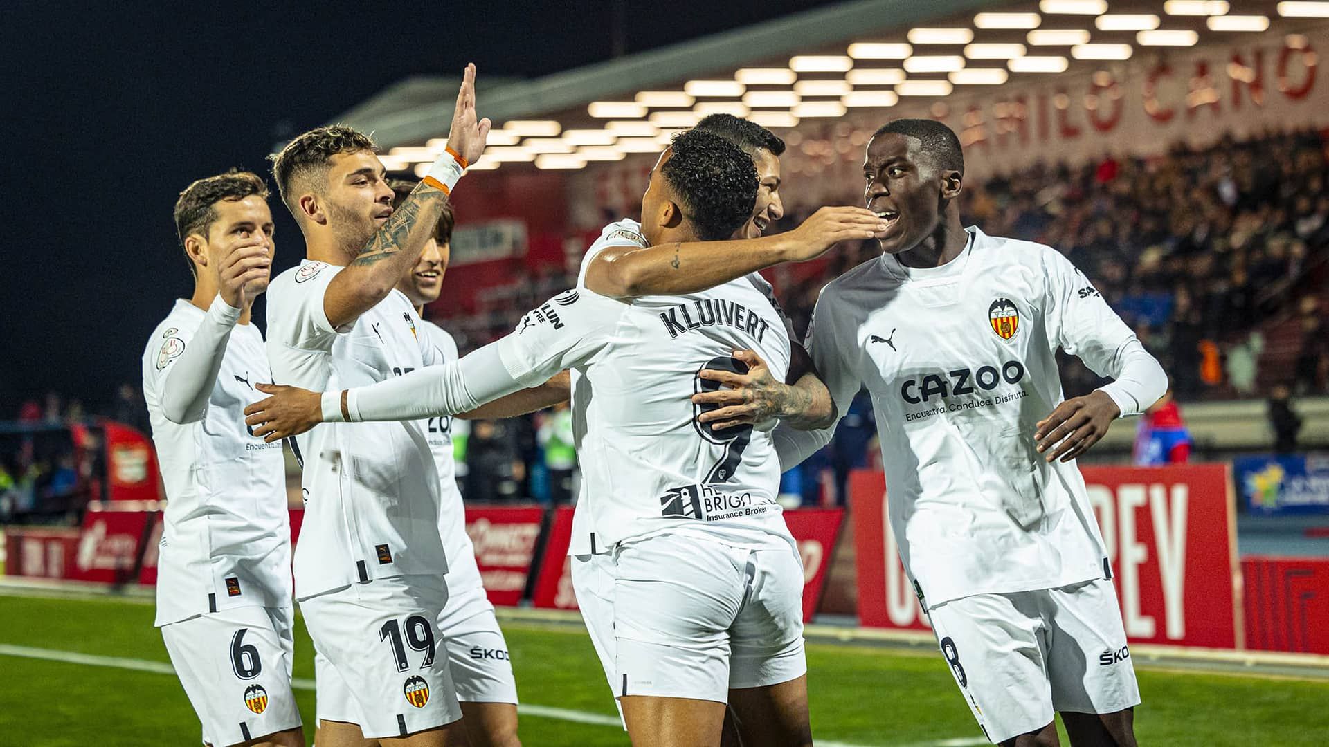 Con el 0-3 Cavani calentó pero no salió