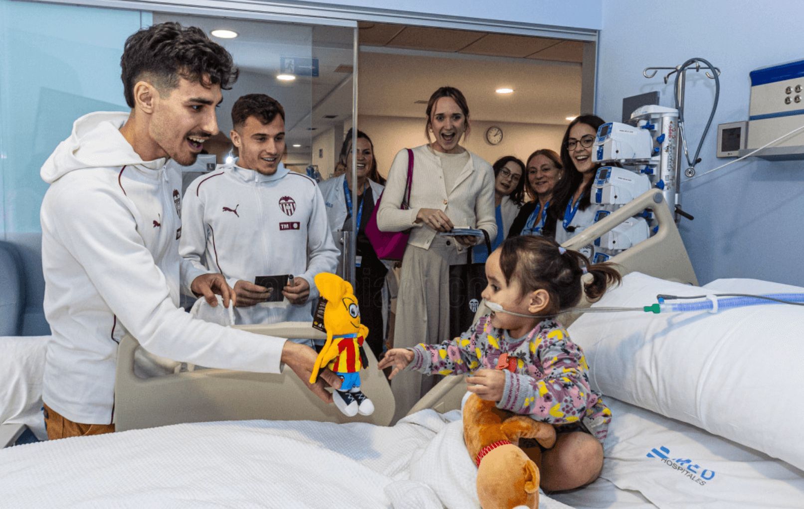 Algún momento de la visita del Valencia CF a los hospitales