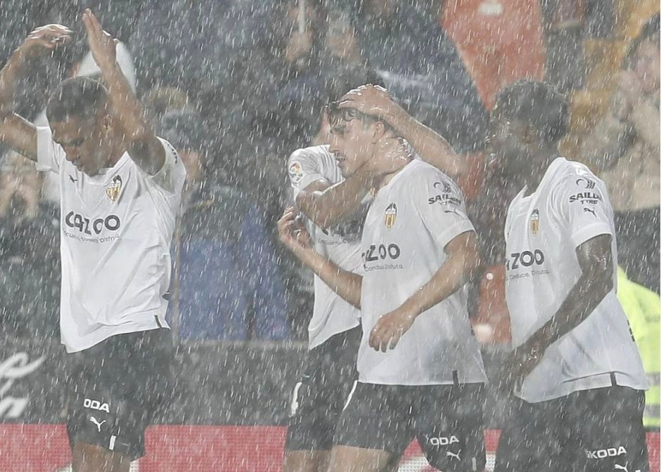  André Almeida celebra el 1-0 del Valencia CF en Mestalla