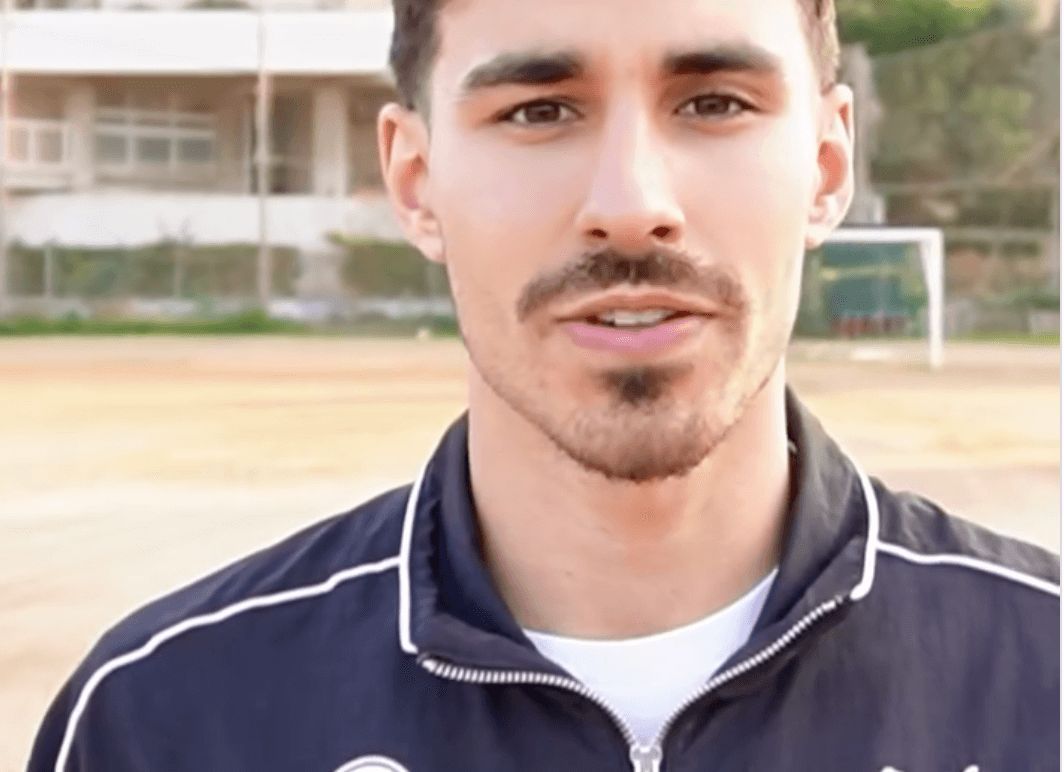  André Almeida en un campo de tierra