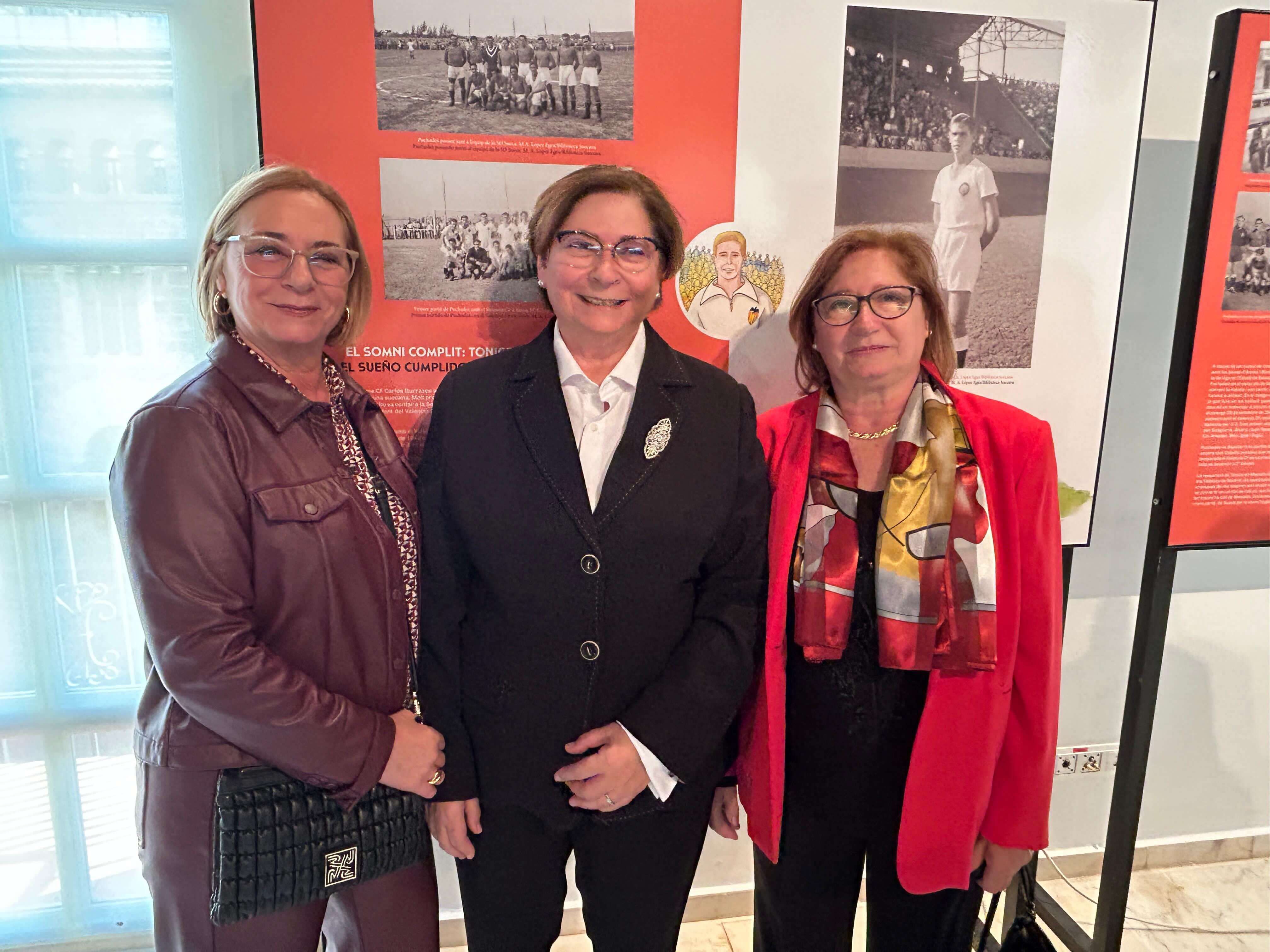  Pilar, Paz y Elo, las sobrinas de Puchades, sus descendientes