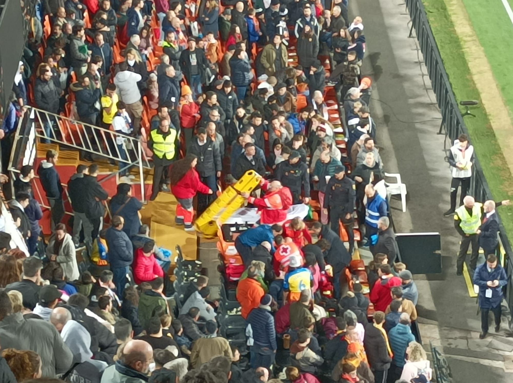  Atención en Mestalla al aficionado que sufrió el parón cardiaco