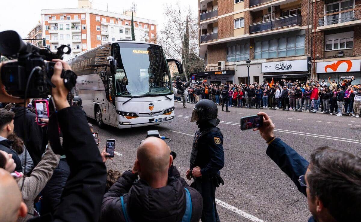 Al margen del saludo nazi, hay más denuncias por el Valencia-Atlético en Mestalla