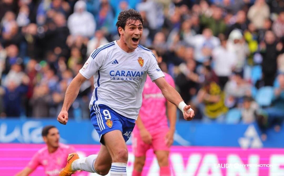  Iván Azón celebra su gol en el Zaragoza - Tenerife.