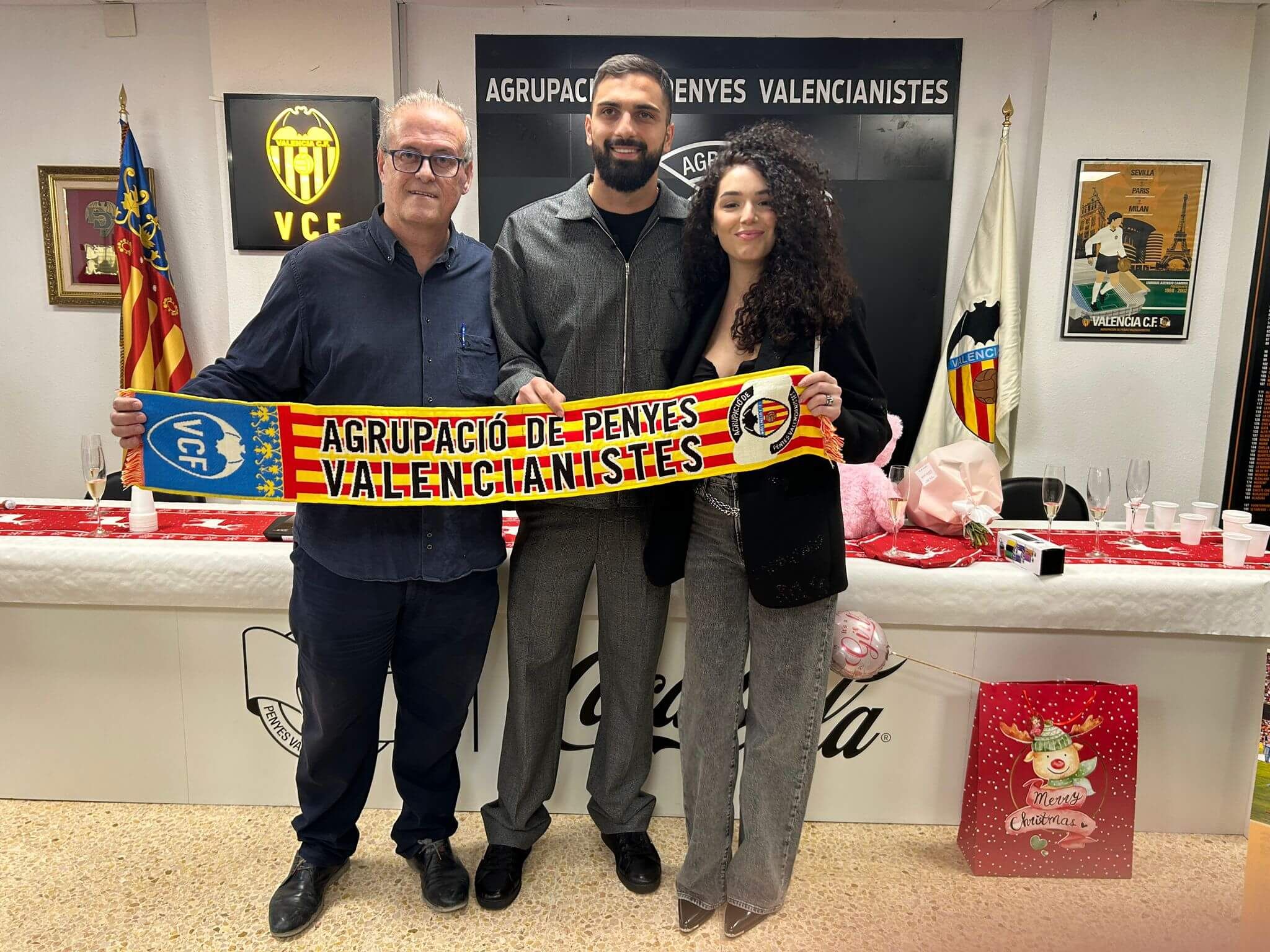  Baño de masas de Giorgi Mamardashvili en el brindis navideño de la Agrupación de Peñas