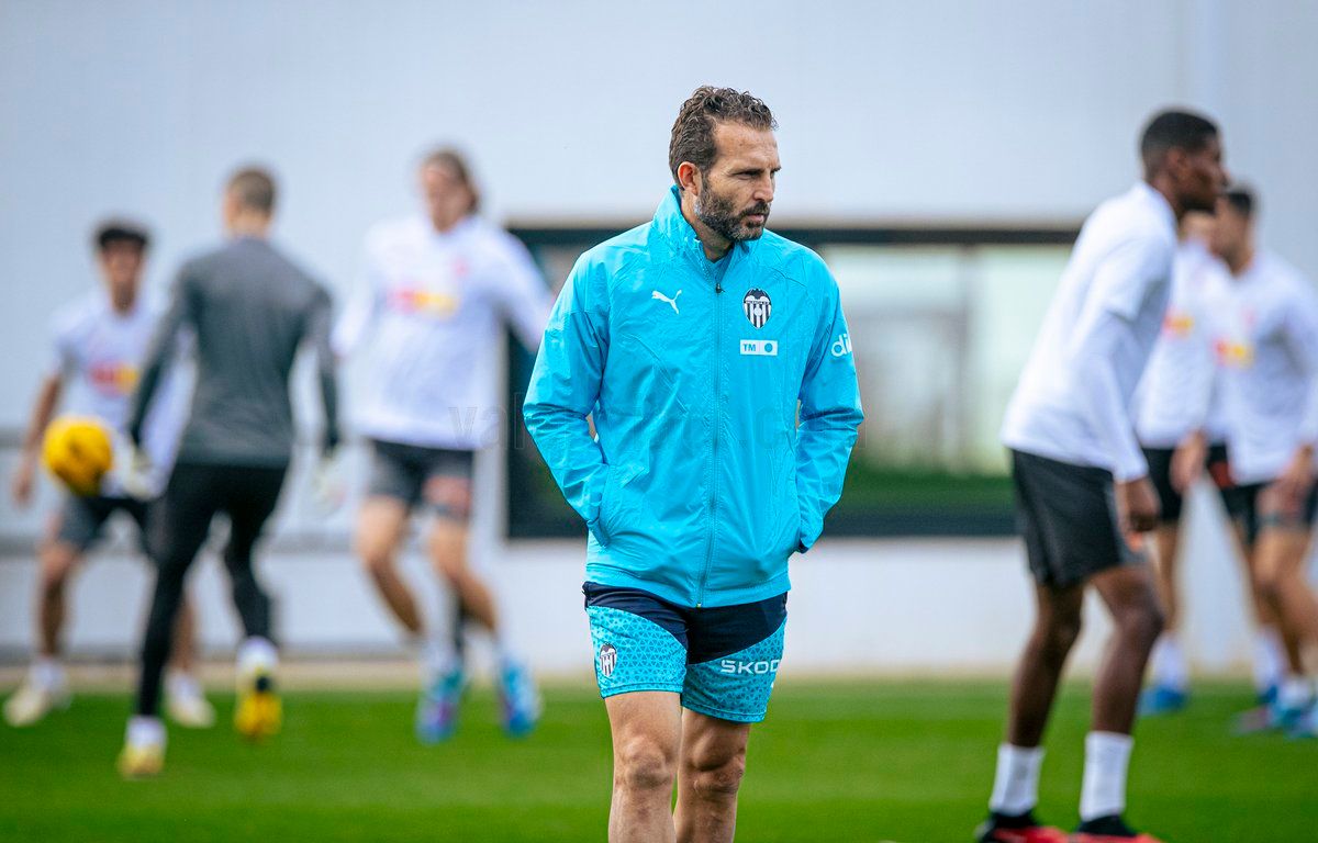  Rubén Baraja, en un entrenamiento en Paterna.
