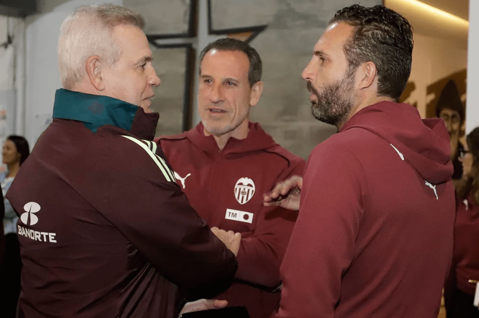 Baraja charla con Javier Aguirre delante de Voro