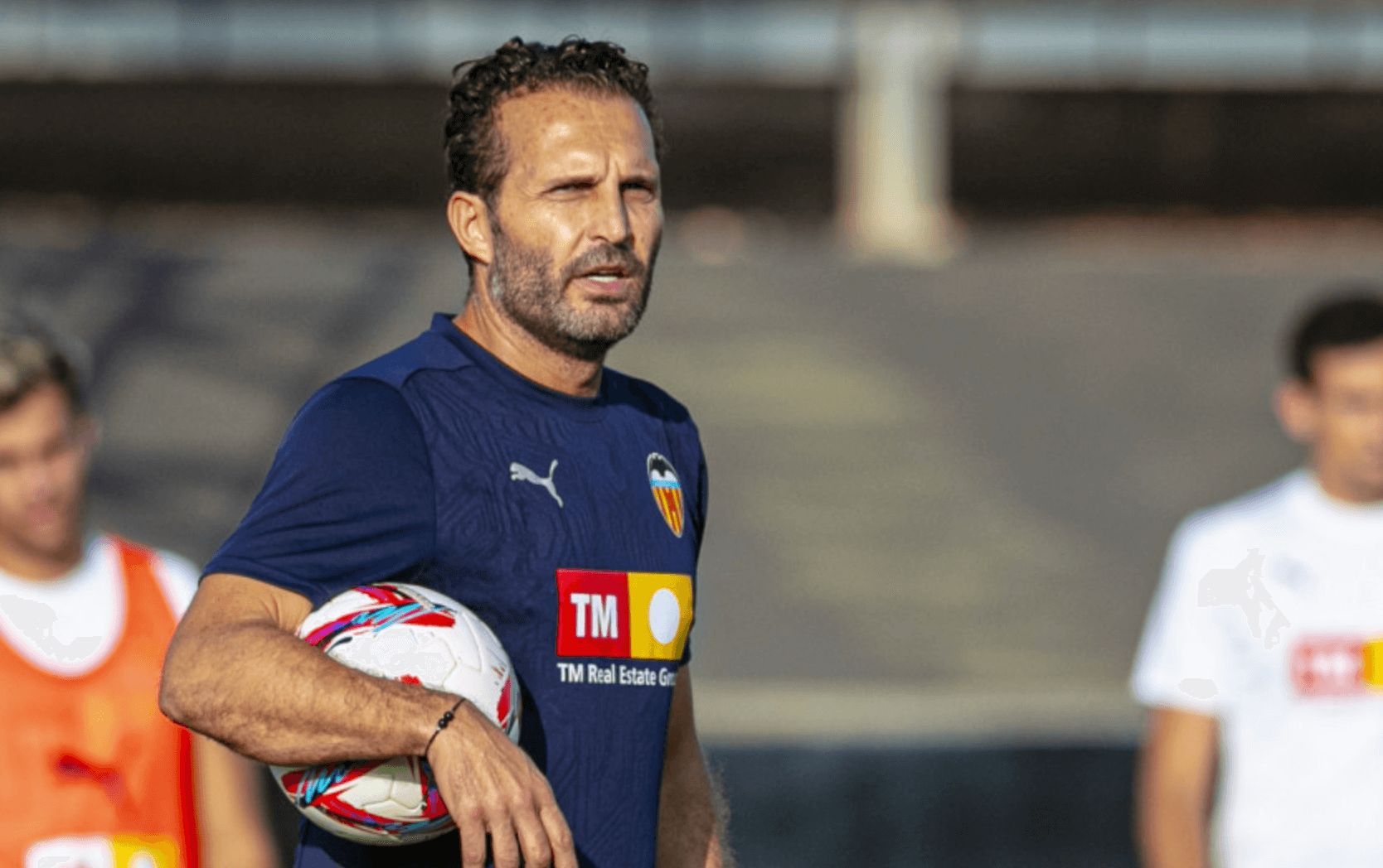  Baraja medita incluir tres centrales en su once titular