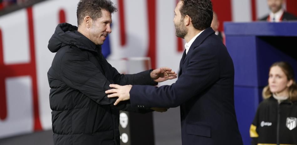  El Cholo Simeone saluda a Rubén Baraja.