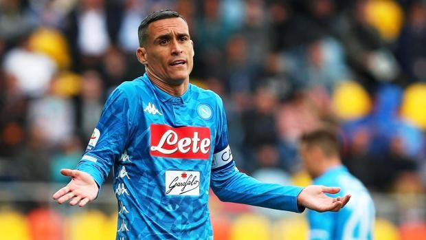  José Callejón protesta durante un partido del Nápoles