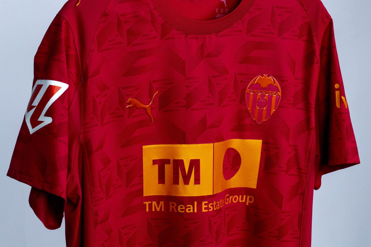Camiseta Valencia CF 2025-26 Rojo Torino con las siglas VCF de fondo