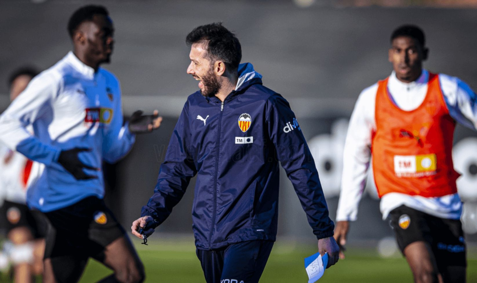  Carlos Corberán observa el entrenamiento